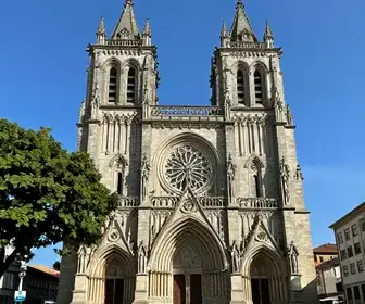 A Imponente Catedral Metropolitana de Porto Alegre: História e Significado A Imponente Catedral Metropolitana de Porto Alegre: História e Significado